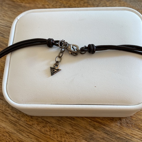 Silpada iridescent shell in silver and leather necklace - Picture 2 of 3